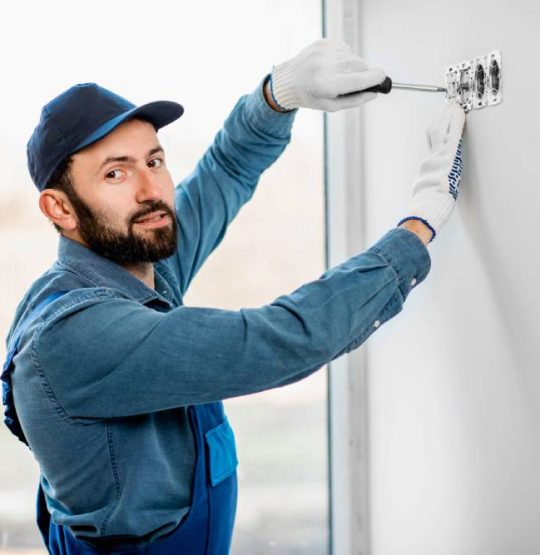 smilling-electrician-3